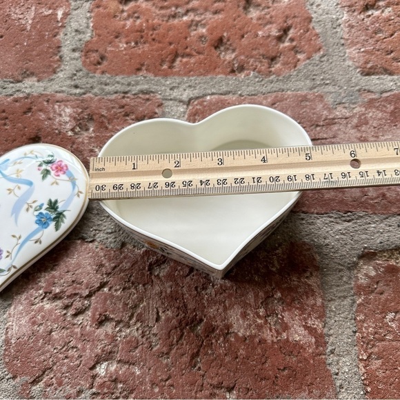 Christopher Stuart Floral Ribbon Y1516 Fine Bone China Heart Trinket Box - Picture 9 of 15